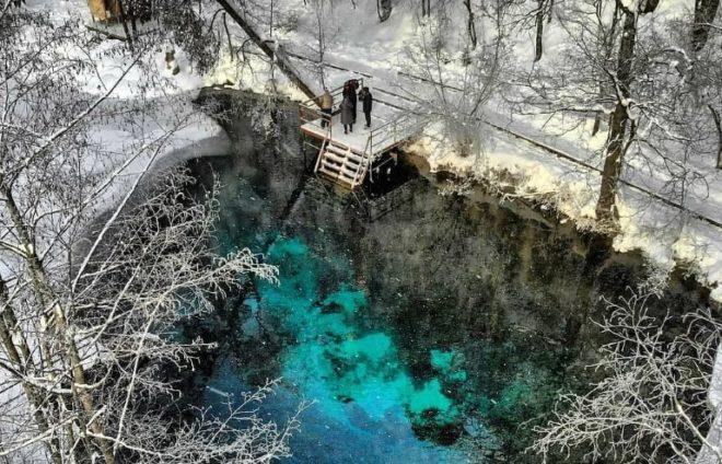 на голубом озере проводят фотосессии