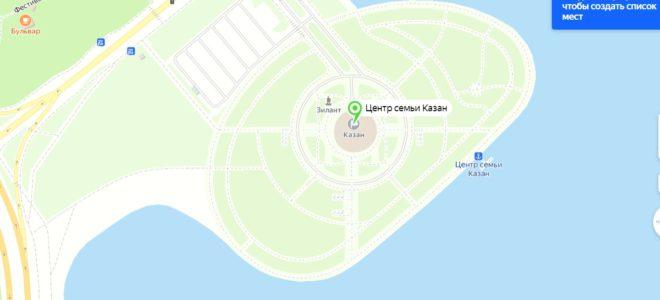 Здание расположено у конца Кремлевской дамбы