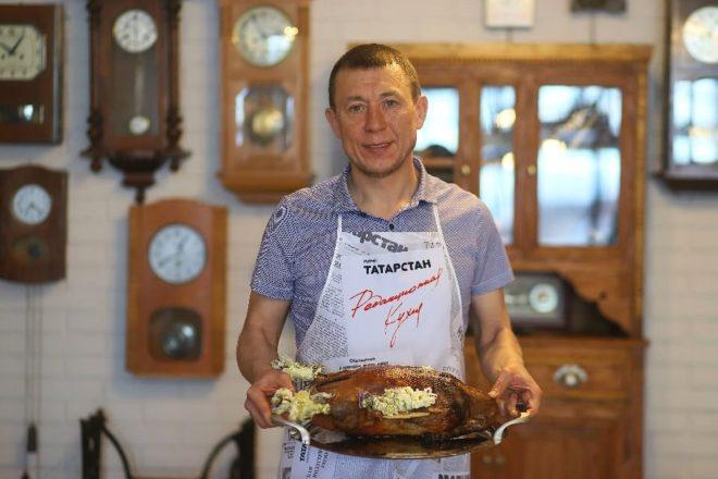 Есть различные кафе и рестораны